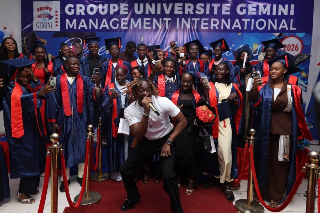 Ambiance festive et célébration des nouveaux diplômés sur le tapis rouge