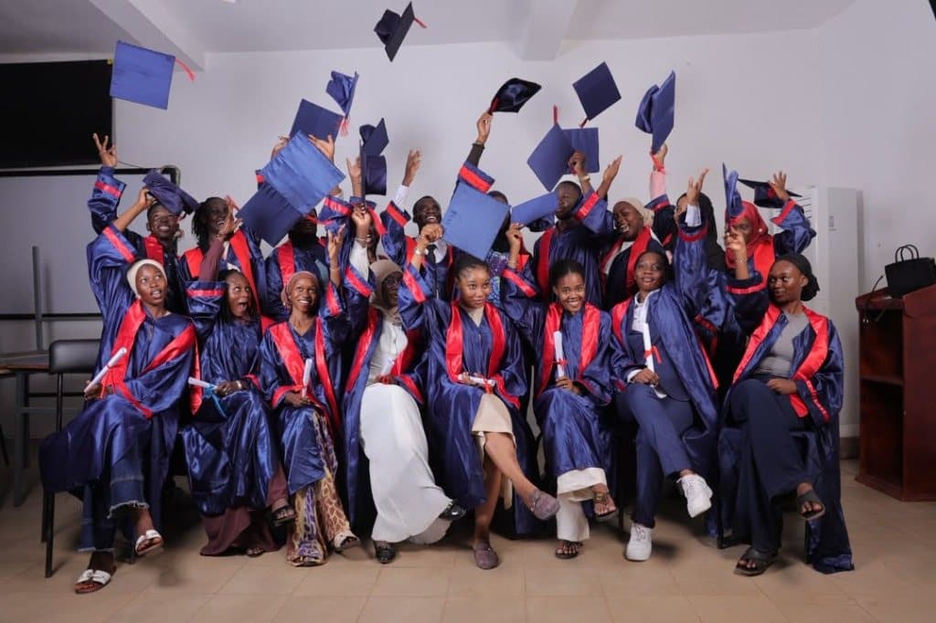 Lancer de toques lors de la séance shooting photo avant la remise des diplômes (Promotion 2026)
